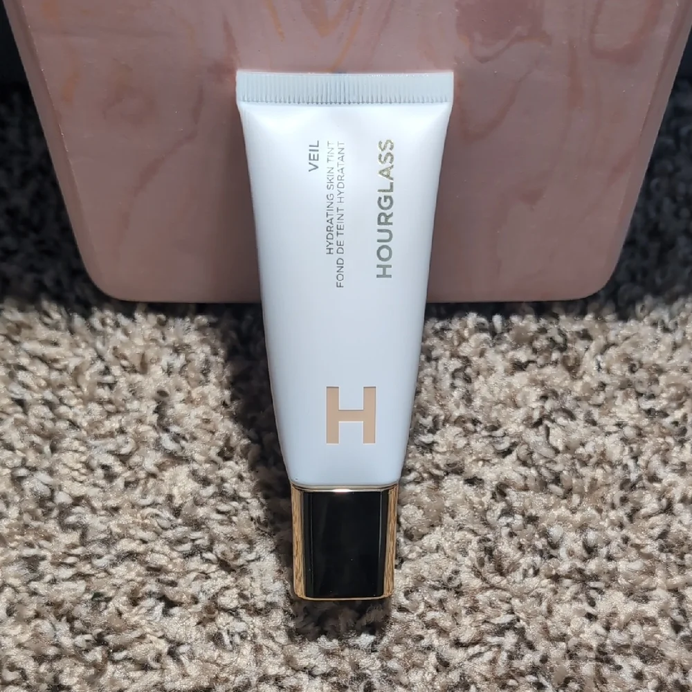 Hourglass Veil Hydrating Skin Tint - Picture 1 of 5